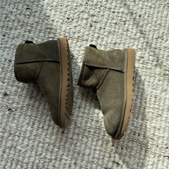 Classic Mini Ugg in Moss - Picture 4 of 9
